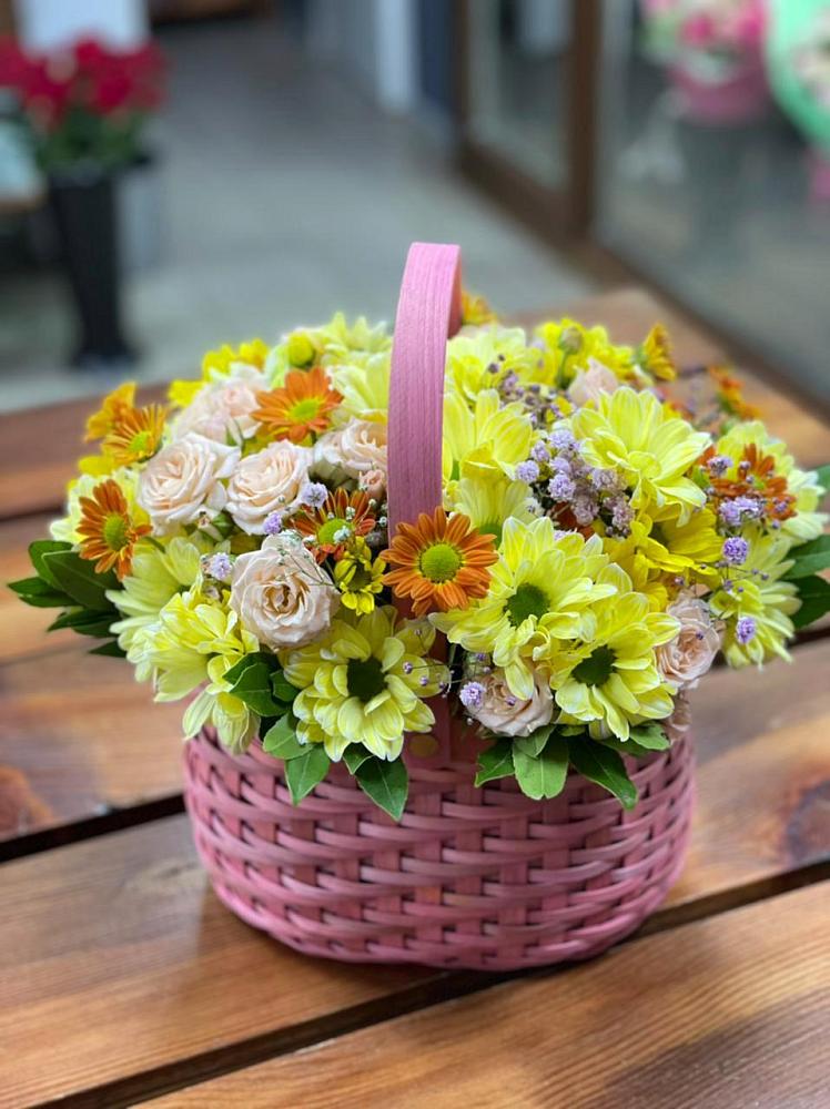Цветочная композиция из Хризантемы и Розы в корзине в Кораблино