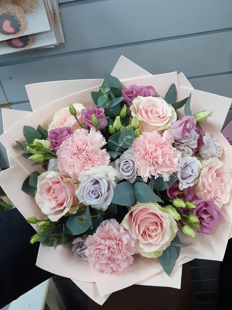 Букет цветов из: Розы, Гвоздики и Лизиантусы в Кораблино