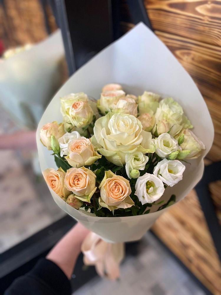 Букет цветов из: Розы и Лизиантусы в Кораблино